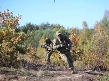 В Беларуси у военных замечен новый опознавательный знак, а также красные повязки на рукавах