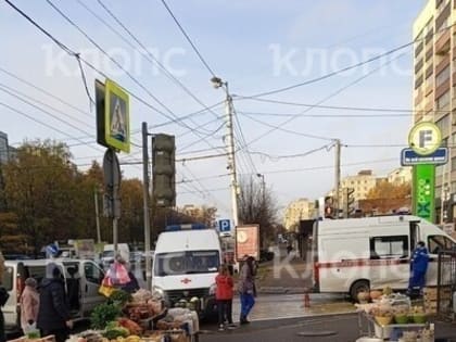 В Калининграде микроавтобус врезался в скорую, которая везла пациента (фото)