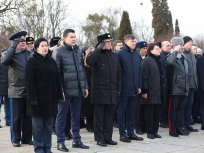 Единороссы Калининграда возложили цветы к мемориальному комплексу