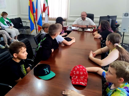 Дети побывали в администрации Советска.
