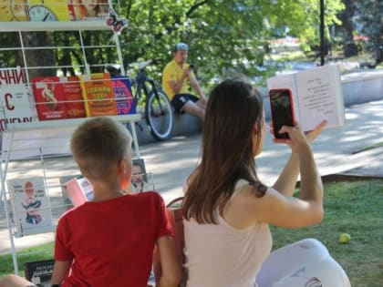 В сквере у памятника Шиллеру в Калининграде открыли летний читальный зал