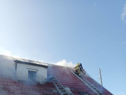 В Ломово полыхал двухэтажный дом. Спасены люди