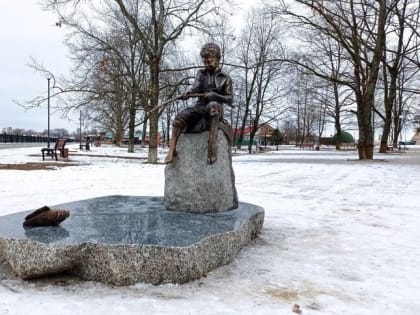 В Полесске на городской набережной установили талисман удачи для рыбаков