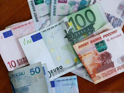 Курсы доллара и евро обновляют максимумы, ЦБ повышает ставку. Что происходит?