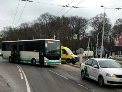 Очевидцы: на проспекте Мира рейсовый автобус столкнулся с такси, аварию объезжают по встречке (фото)