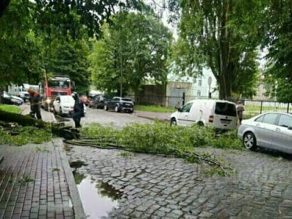 Дороги ушли под воду: как Калининград переживает вторые сутки непогоды (фото, видео)