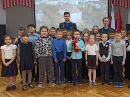 В Балтийске сотрудники МЧС провели для первоклассников занятие по пожарной безопасности