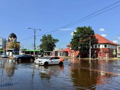 На острове Октябрьском в Калининграде затопило дорогу: остановлено движение трамваев