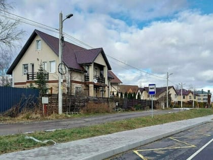 В Калининграде построили автобусную остановку с высадкой на газон (фото)