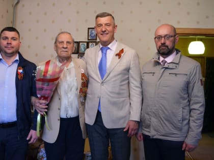 Поздравили с праздником участников войны.