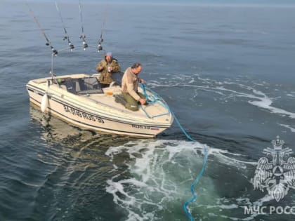 В районе Балтийска спасатели отбуксировали к берегу лодку с тремя рыбаками (фото)