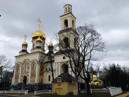 С пострадавшей в шторм колокольни на проспекте Мира сняли купол и крест (фото)