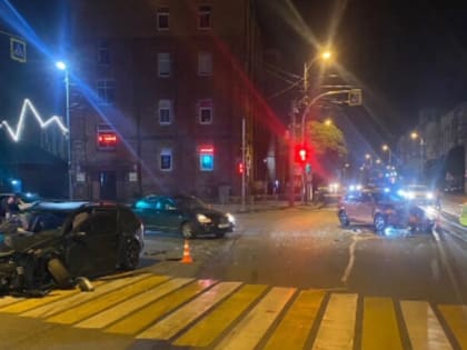 Водитель легковушки выехал на перекрёсток на красный, пострадали пять человек