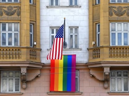 Изменит ли снятие радужных флагов с посольств США ориентацию их обитателей?
