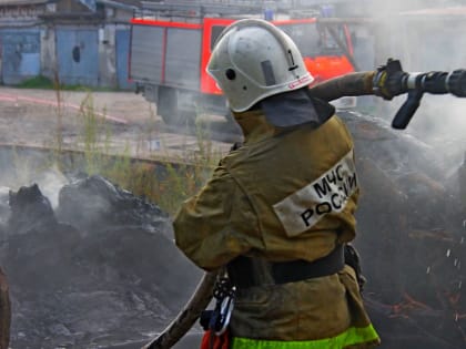 У дороги на Полесск полыхнули тонны сена