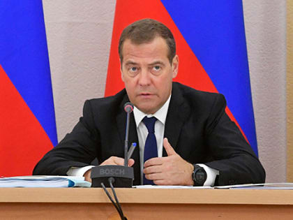 Медведев поручил разобраться, почему в ряде регионов не работает программа льготной ипотеки для семей