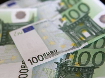Курс евро поднялся до 81 рубля впервые с 22 апреля 2022 года