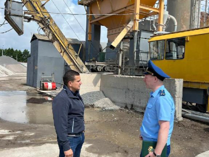 Прокурор Калининграда посетил предприятие, осуществляющее строительство автодорог