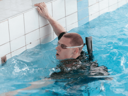 Стартовал чемпионат БФ по военно-прикладному спорту в дисциплине «Плавание с автоматом»