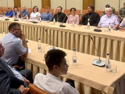 На круглом столе по демографической безопасности Дмитрий Коновалов обратил внимание чиновников и депутатов почему молодёжь не рожает