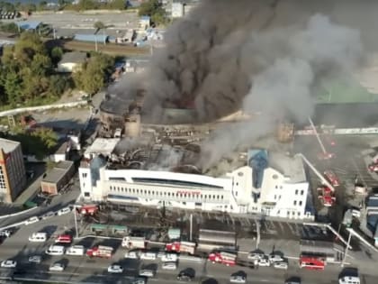 Во Владивостоке сгорел один из крупнейших ТЦ города (видео)