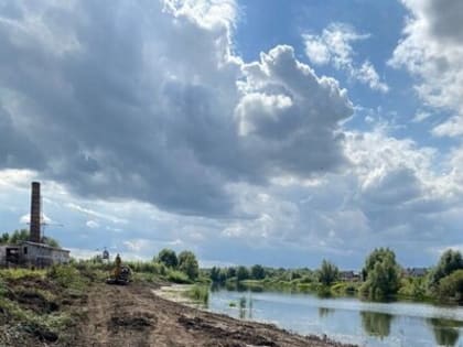 «Исторические кадры»: в замке Тапиау показали, как строят причал для яхт и речных трамвайчиков (видео)