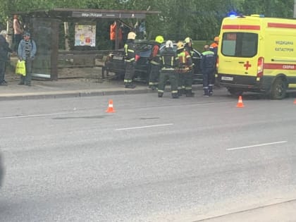 В Калининграде на улице Гагарина «Мерседес» протаранил автобусную остановку (фото)