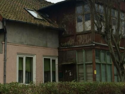В Пионерском в 2023 году планируют отремонтировать «самые изношенные конструктивы» в шести домах (фото)