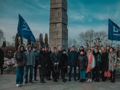 Студенты и сотрудники БФУ возложили цветы к памятнику 1200 гвардейцам