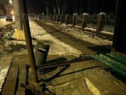 «Глубина приличная»: на остановке «Школа №26» в Калининграде провалилась плитка (фото)