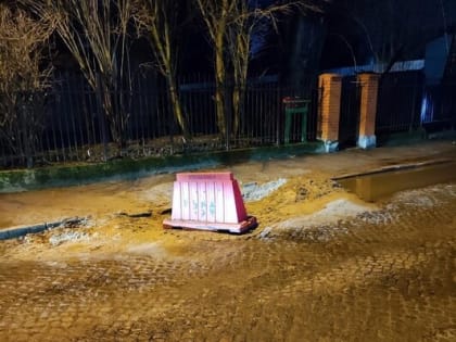 «Брусчатку постепенно растаскивают»: в Калининграде после раскопок несколько месяцев не могут заделать дорогу