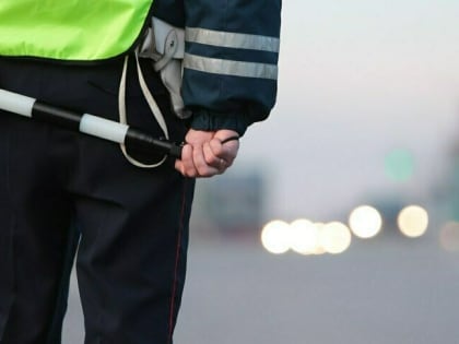 «Вам не стыдно за улицу?»: после жалоб мэрия пообещала поставить столбики на Сергеева, чтобы помешать парковаться на газонах