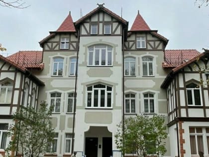 В центре Зеленоградска отремонтировали старинное здание с башнями и верандами (фото)