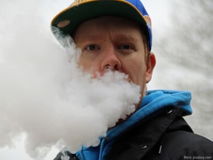 Алиханов поручил разработать законопроект о полном запрете вейпов