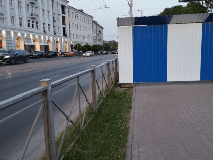 Из-за строительства сквера у стадиона «Балтика» подрядчик перекрыл тротуар на проспекте Мира (фото)