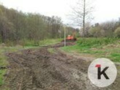 В Пионерском возле крутого спуска начали строить детскую площадку с велодорожкой, местные недовольны
