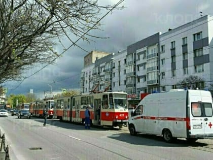 В Калининграде студент-третьекурсник упал в обморок в трамвае, парня увезли в инфекционную больницу