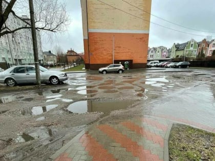 Во дворах на Невского дорога у новостроек в кратерах, на Гагарина долго меняют тактильную плитку