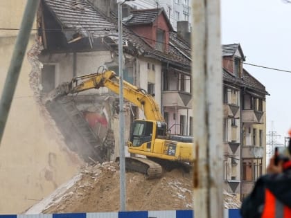 Ради дублёра двухъярусного: в Калининграде начали сносить жилой дом на Галицкого (фоторепортаж)