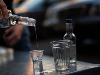 Врач перечислил первые симптомы алкоголизма