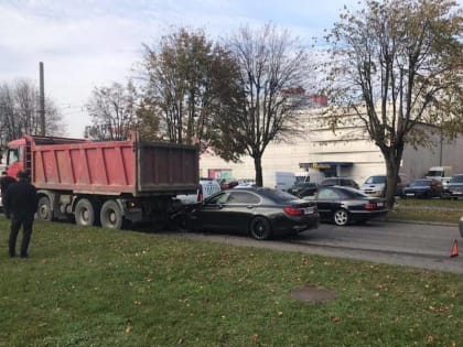 На Московском проспекте 19-летний водитель BMW врезался в самосвал (фото)