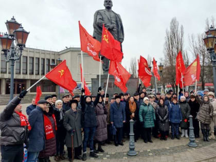 Коммунисты Калининграда возложили цветы к памятнику Ленина