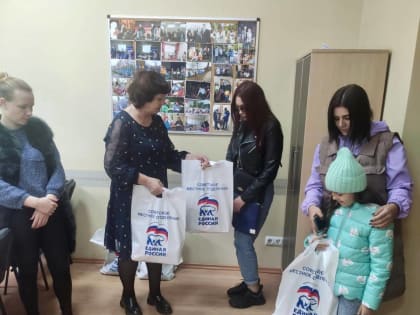 Единороссы Советска вручили канцелярские наборы школьникам
