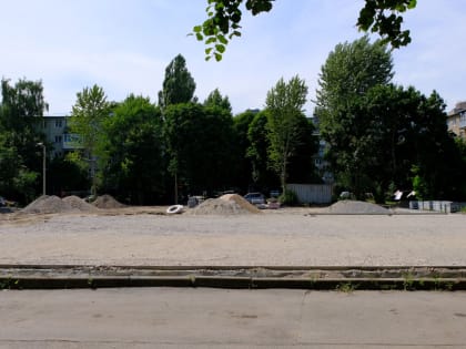 В Калининграде на улице Пионерской переустраивают детскую игровую и спортивную площадку