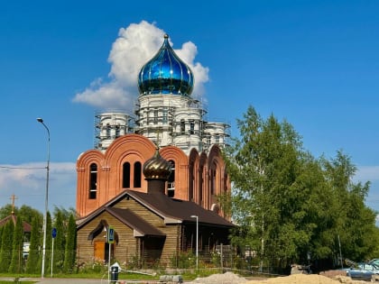 На новый храм в микрорайоне Сельма в Калининграде установили главный купол (фото)