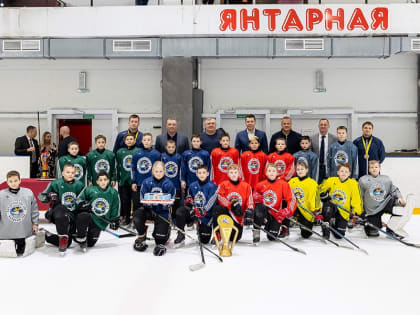 Юные хоккеисты из Калининграда впервые в истории завоевали «Кубок Урала» (фото)