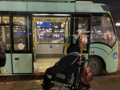 Сам себе контролёр: калининградского инвалида-колясочника 10 минут не могли посадить в троллейбус