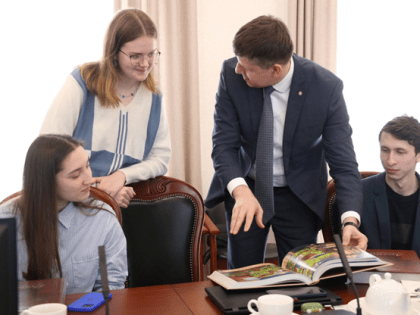 Председатель Заксобрания приголубил победителей грантового конкурса БФУ