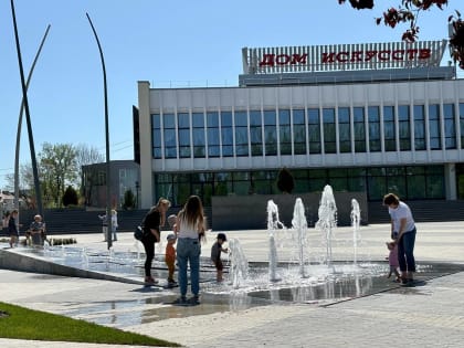 «Жаркий Первомай»: в Калининграде запустили старые и новые фонтаны (фото)