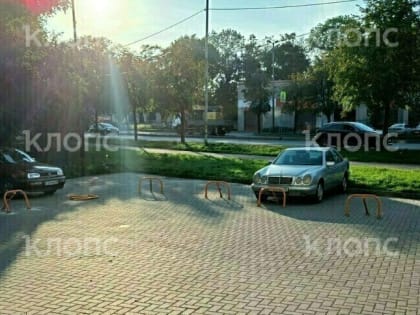 Дворовые войны на Моспроспекте: житель многоэтажки возле дома без согласия соседей установил на парковке блокираторы для своих трёх машин